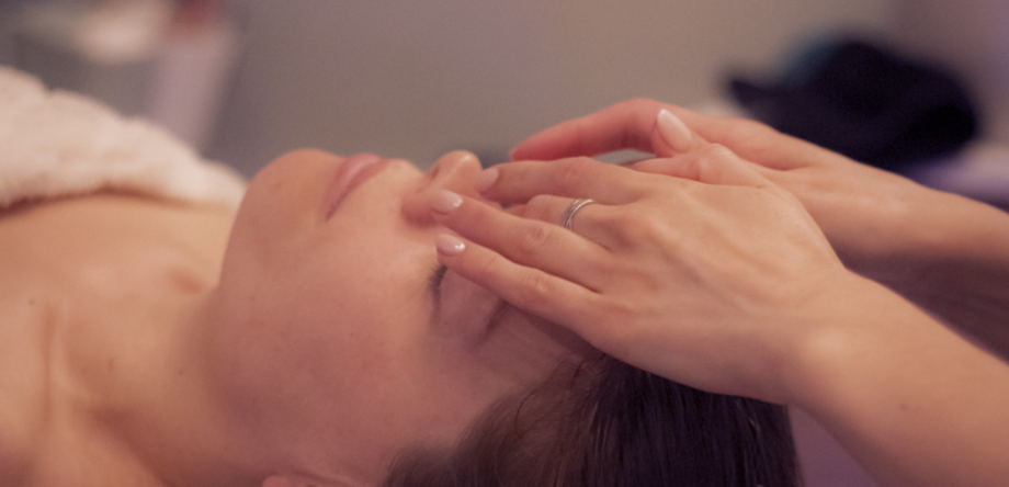 Massage du visage lors d’un Head Spa chez Rituel Douceur, une idée cadeau à Rennes